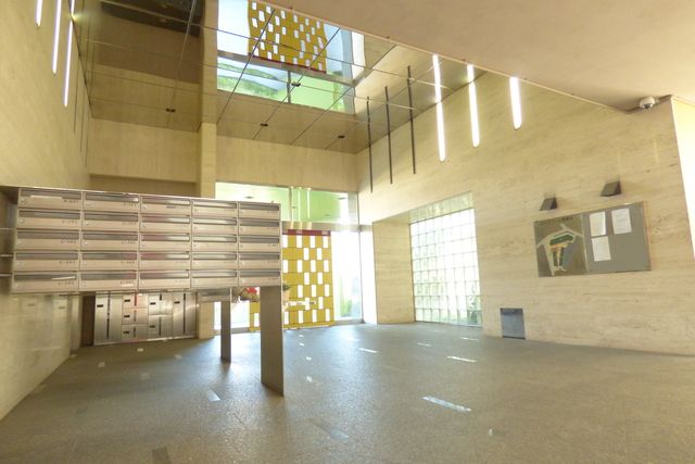 �y�G���g�����X�z�@